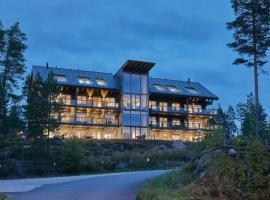 Naava Chalet 303 Loft - Kaksikerroksinen lasiseinähuoneisto järvinäköalalla, hotel a Ähtäri