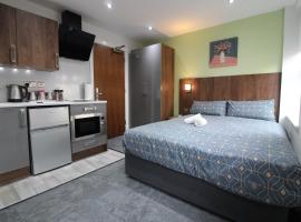 Victoria House - Deluxe Studios in Coventry City Centre, free parking, by COVSTAYS, hotel v destinácii Coventry