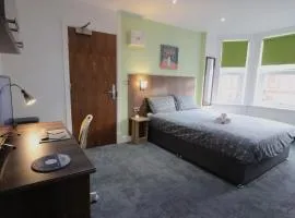 Victoria House - Deluxe Studios in Coventry City Centre, free parking, by COVSTAYS