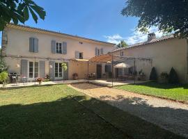 Les Gites De La Gassende, hotel v destinaci Riez