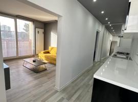 Modern Apartment 5 min Walk to City Center 55 Smart TV Netflix YouTube 2 Balconies Parking, hotel a Topoľčany