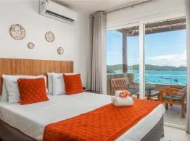 Frente mar em Armação dos Búzios - conforto, varanda com vista e estrutura completa