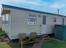 Charming 6 Berth Caravan With Decking By The Beach In Suffolk Ref 40107Nd
