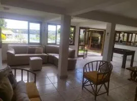 Maravilhosa casa de campo com linda vista da lagoa