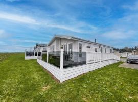 Stunning Lodge With Full Sea Views And Decking At Broadland Sands Ref 20076Cf, hotel em Hopton on Sea