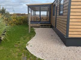 Luxe strandhuisje op een unieke locatie, hotel v destinaci Kropswolde
