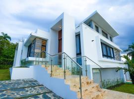 Modern Villa with a 15m Lap Pool, Cabarete, Hotel in Cabarete