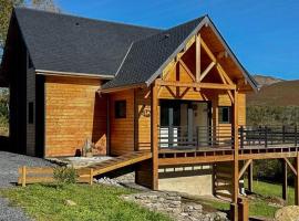 Gorgeous Wooden Chalet Near Lourdes, hotel u gradu Ségus