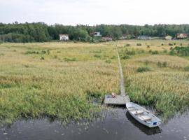 Sjötomt med privat brygga, roddbåt & solnedgång, hotel em Kvicksund