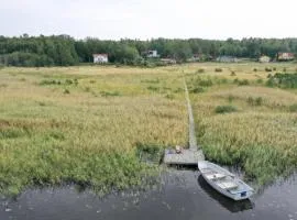 Sjötomt med privat brygga, roddbåt & solnedgång