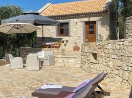 Mikro kastro, Hotel in Apergátika