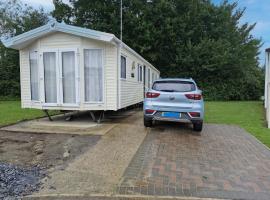 Lovely Caravan At Carlton Meres Holiday Park Ref 60034O, Hotel in Saxmundham