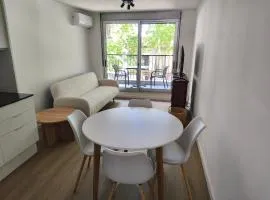 Cómodo apartamento vecino a feria de Tristán y a metros de 18 de julio