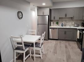 Modern 2BR Suite with Private Yard, Hotel in Calgary
