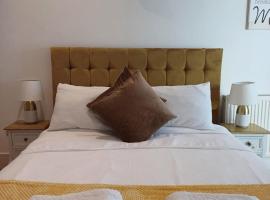 Bagshot High Street shops & restaurants on doorstep Ground Floor Sleeps 4 Free & Permit Parking near PennyHill Spa Ascot Races Wentworth Golf Longcross Film Studios, hotel a Bagshot