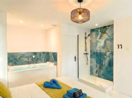 LE 21 - Suite LUXE - JACUZZI Privatif & Vue Rhône, отель во Вьене