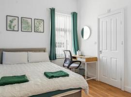 Modern 2 Bedroom House with 2 Ensuite and Free Parking โรงแรมในบิวรี่