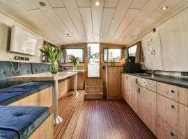 Unique houseboat city center 'Greuns'