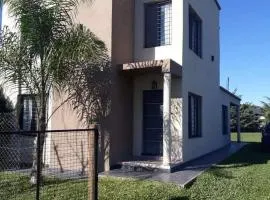 Casa dos plantas 6 camas c grande jardin