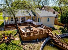 Lakefront Retreat w Dock, Firepit & Large Deck, Hotel in Granbury