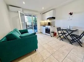 Studio neuf ensoleillé à Saint-Florent avec piscine