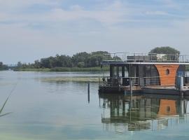 Urlaub im schwimmenden Ferienhaus, mitten in der Natur, hotel u gradu Kützkow