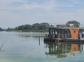 Urlaub im schwimmenden Ferienhaus, mitten in der Natur
