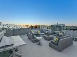 Stroll to Shore Oceanside Condo with Hot Tub Access