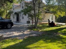 Licensed-8 Acre Estate, Trail & Stream with 3 Beds, hotel di Hamilton