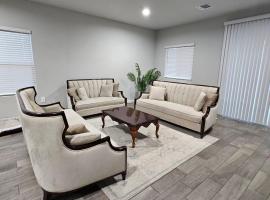 Modern Desert Retreat w AC & Mountain Views, hôtel à Marana