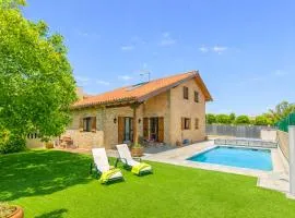Gran casa de campo con piscina a 15 km de Pamplona