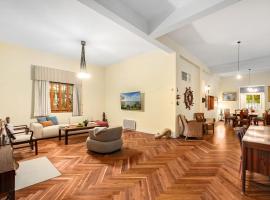 Historic Modern Home with Garden, hotel i Haifa