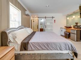 Explore the Hinton Historic District! Luxe Studio, Hotel in Hinton