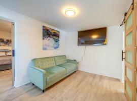 Explore New River Gorge! High-End Hinton Retreat, Hotel in Hinton