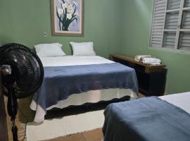 Casa ampla, confortável próx ao lago JK no centro, hotel v destinaci Jataí