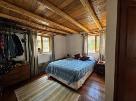 Casa Nuestra - Room with Private Bathroom in Shared House, Hotel in Urubamba
