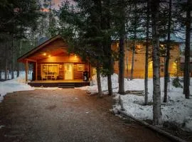 Rustic Retreat, Sleeps 20, Epic Game Room, Hot Tub, 20min to Yellowstone