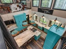 Copper Cowboy - Luxury Lodge, Private Dock, Hot Tub, Games