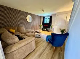 Serviced Accommodation, 3 Bed, allocated off road parking, Contractor Ready