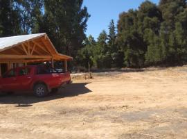 Cabaña con rio y camping, Hotel in Los Angeles