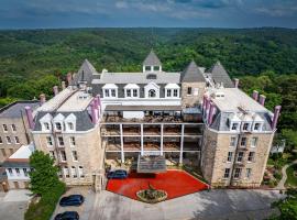 1886 Crescent Hotel and Spa, g&aelig;lud&yacute;rav&aelig;nt h&oacute;tel &iacute; Eureka Springs