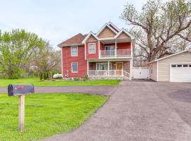 7 Mi to Cedar Point Retreat with Hot Tub and Gazebo, hotell i Huron