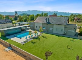 Degenia Velebitica, hotel a Lovinac