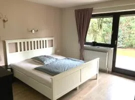 ruhiges Gästezimmer mit King-Size-Bett