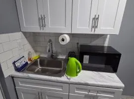 Private toilet and bath close to NewarkAirport