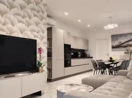 Holiday Home Varese- Family & Group stay with private parking