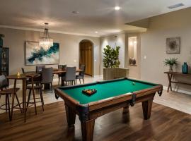 Spacious Disney Retreat with Pool Table Fire Pit, vila u gradu 'Placentia'