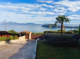 Sea & Mountain View Apartment, hotel a Calcis