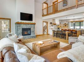 Luxe Mountain Home with Chefs Kitchen and Okemo Views, vila v mestu Ludlow