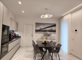 Holiday Home Varese- Family & Group stay with private parking, hotel i Varese